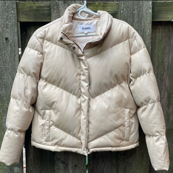 BB DAKOTA ANSWER MY LAYER PUFFER SIZE
MEDIUM WORN ONCE COLOR IS TAUPE... - Picture 2 of 2